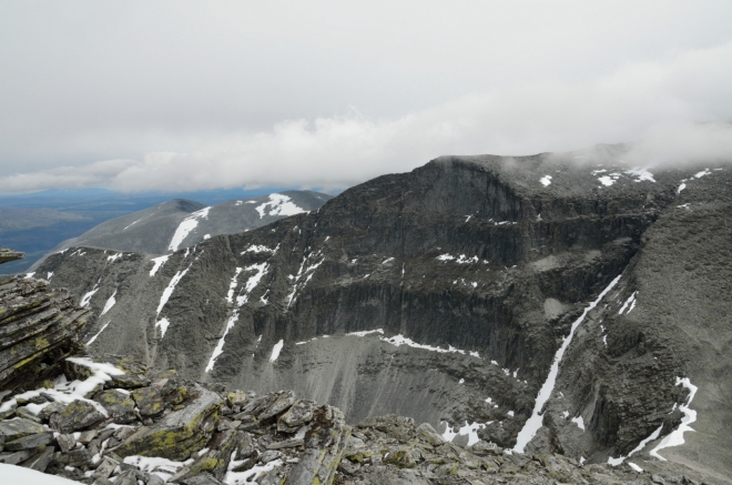 Svahy vrcholu Storronden (2138 m), jenž se tyčí nad opačnou stranou sedla.