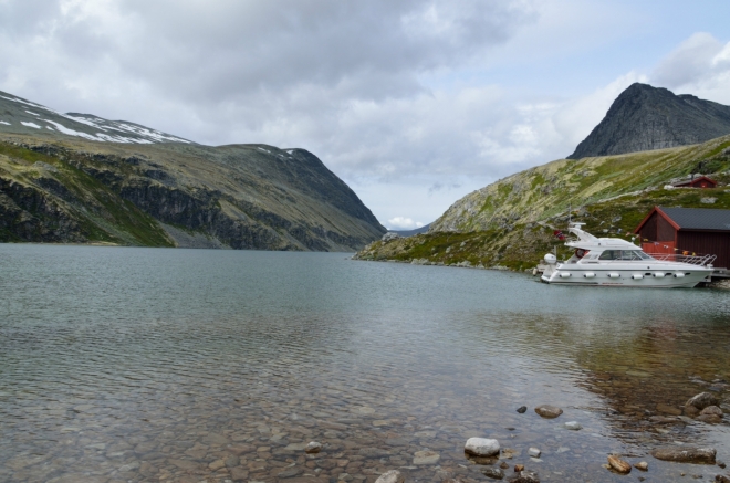 Jezero má na délku asi tři a půl kilometru.
