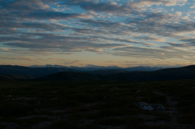 Obloha nad Jotunheimenem se zabarvuje do žluto-oranžova. Norsko nám ukazuje svou krásu naplno.