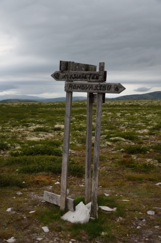 Navigace není zpočátku dvakrát jistá, jdeme prostě k řece.