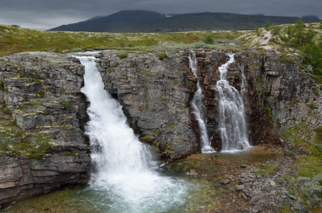 Finální záběr vodopádu, jenž nese jméno Storulfossen. Ještě si tu chvíli postojíme, uprostřed lišejníkových polštářů.