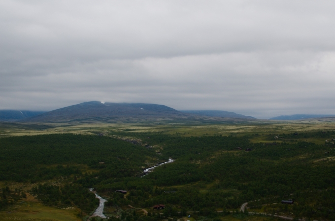 Pohled na říčku Store Ula, okolo které jsme ještě před chvílí šli. V pozadí vrcholy národního parku Rondane.