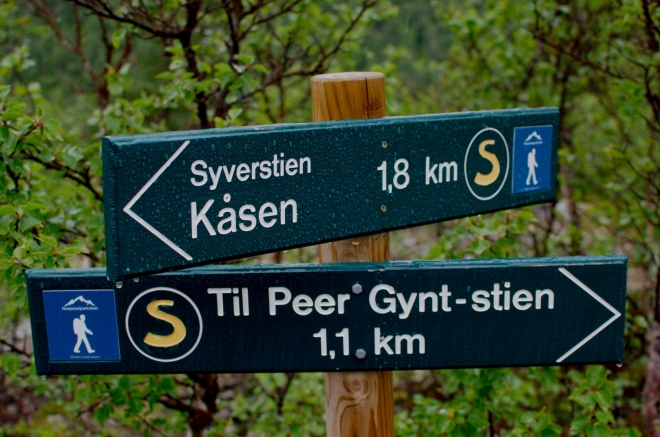 Kvůli počasí se chceme co nejdříve vrátit k autu, ukazatelům však moc nerozumíme a mapa nám také nepomáhá. Nabízí se jít stejnou cestou, jakou jsme přišli (tedy nahoru a zase dolů), my se ale vydáváme směrem Til Peer Gynt-stien v naději, že se do vesničky Mysusaeter dostaneme rychleji.