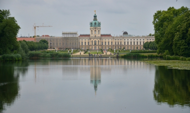 Zámek Charlottenburg od jezera v zámecké zahradě