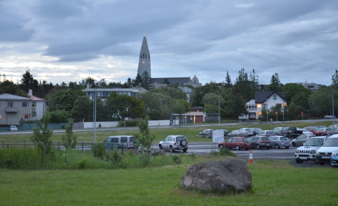 Reykjavík poblíž autobusového nádraží ve tři hodiny v noci. Ano, ve tři v noci (nebo ráno) už je šero jen slabé. V pozadí kostel Hallgrímskirkja, dominanta města.