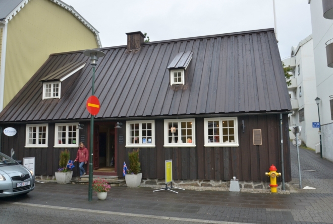 Dům na náměstí z roku 1762, nejstarší ve městě, protože stavby ze dřeva obyčejně mnoho nevydrží.