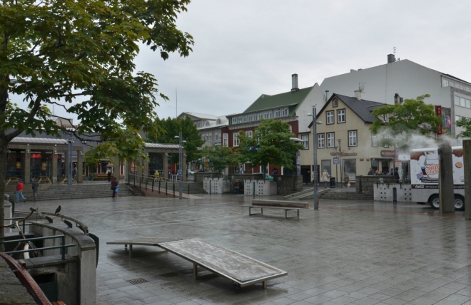 Náměstí Ingólfstorg pojmenované podle Ingólfura Arnarsona, považovaného za prvního stálého obyvatele Islandu. Roku 874 se usadil právě kousek od tohoto náměstí, jak dokládají vykopávky v muzeu osídlení.