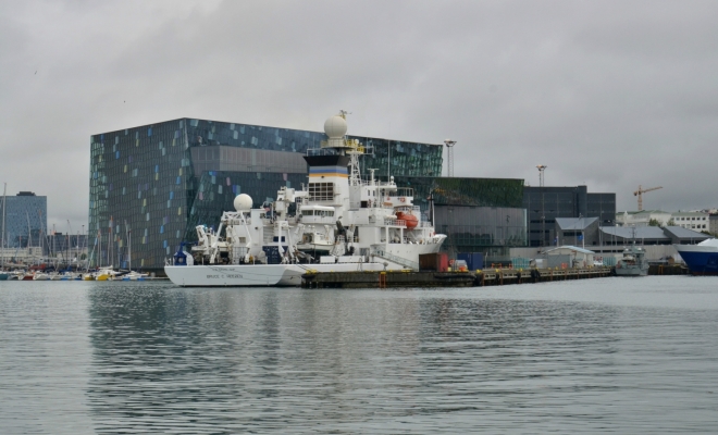 Vzadu za lodí vidíte budovu Harpa, moderní koncertní sál a konferenční centrum (z roku 2011)