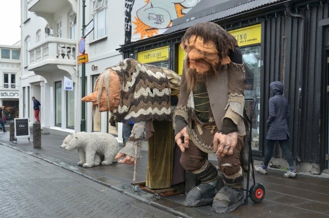 Na ulicích potká člověk leckoho, třeba troly, na něž prý Islanďané věří. Podobně se v jejich bájích vyskytují elfové.