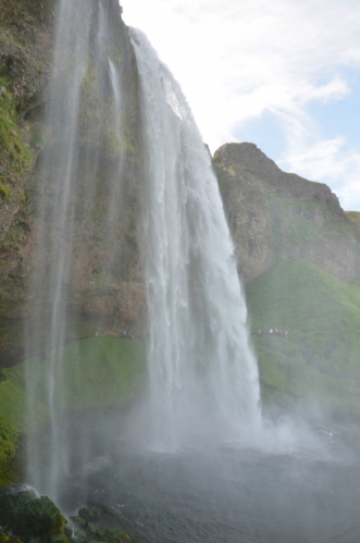 Vodopád Seljalandsfoss z druhé strany.