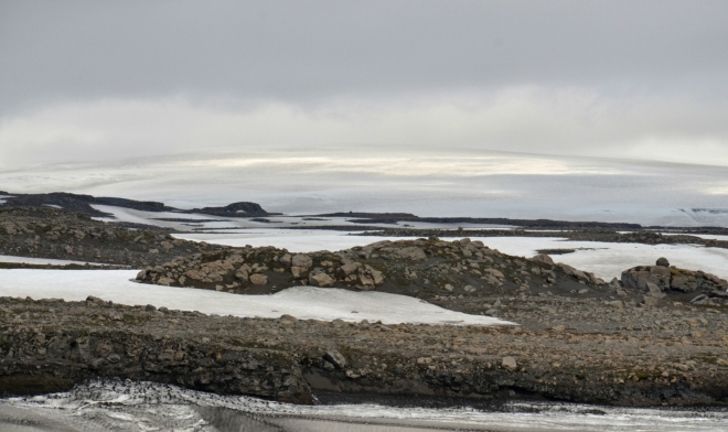 Oblý ledovec Mýrdalsjökull přikrývá samotné hory a dává tušit svou majestátnost. 