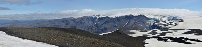 Panorama Mýrdalsjökullu. Uprostřed stojí za povšimnutí členité svahy hor pod ním.