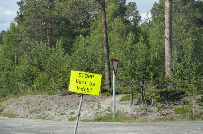 Aby byly norské silnice stále tak perfektní, musí se pravidelně opravovat. Z toho důvodu musíme nyní čekat na „ledebila“, který nám pomůže bezpečně projet stavbou.