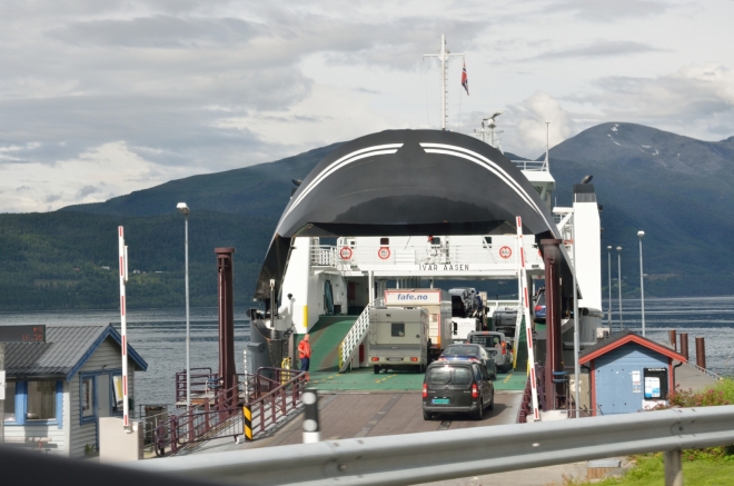 Trajekt směrem do města Molde. Trajekty jsou v oblasti norských fjordů něco naprosto běžného, my se jim však budeme spíše vyhýbat.