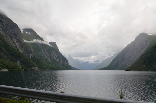 Jezero, na jehož konci je náš dnešní cíl, se na délku táhne skoro 20 kilometrů. V Norsku nic výjimečného.