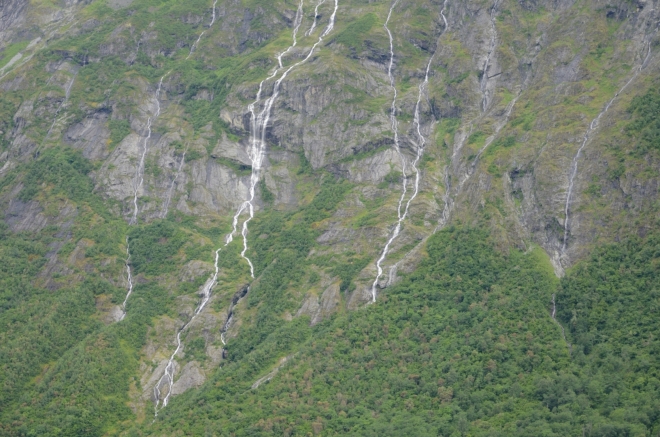 Mardalsfossenu nenápadně sekunduje množství menších vodopádů.