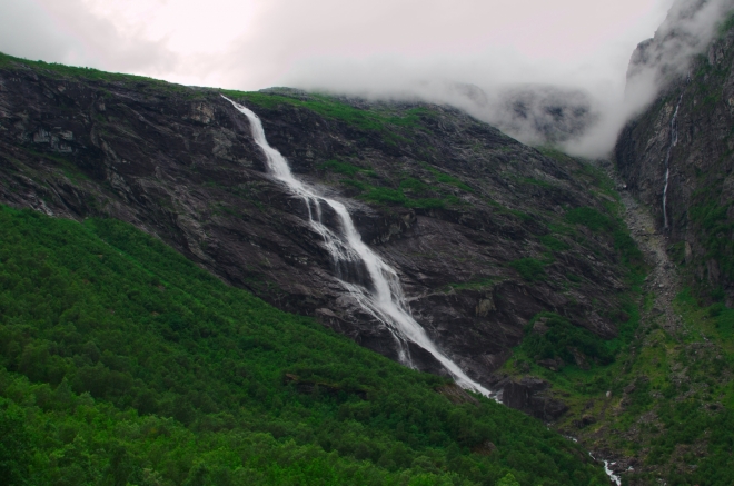 Mardalsfossen není jediný vodopád v okolí. Další spousta vody je pak rozprášena ve vzduchu.