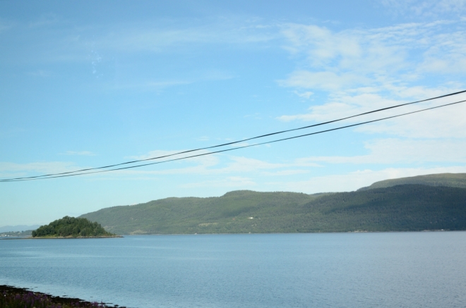 Po odjezdu z oblasti jezera Eikesdalsvatnet si nejprve asi 20 km užíváme sluncem ozářený Langfjorden. Ten pocit, sledovat neustále druhý břeh fjordu, který je tak blízko a zároveň tak daleko...