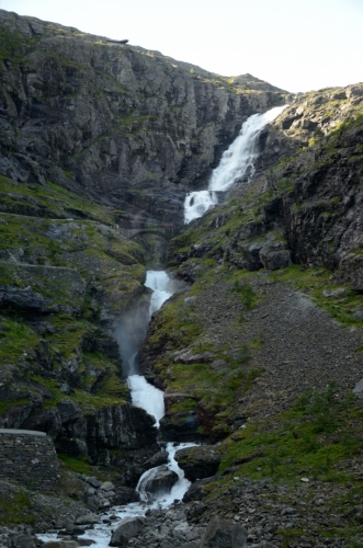 Střihem jsme se přesunuli přímo na Trollstigen, již jsme zahájili výjezd nahoru. První záběr věnujeme vodopádu Stigfossen, vysokému snad 239 metrů. Nepřehlédněte můstek uprostřed fotky.