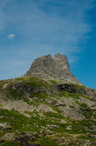 Dnes máme štěstí na počasí. Skály tyčící se nad parkovištěm na modré obloze krásně vynikají.