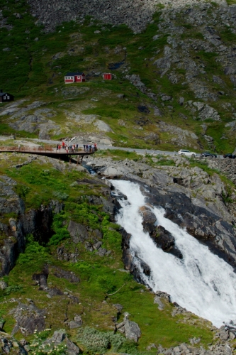 První vyhlídka se nachází přímo nad horní částí vodopádu Stigfossen. My už míříme na tu druhou.