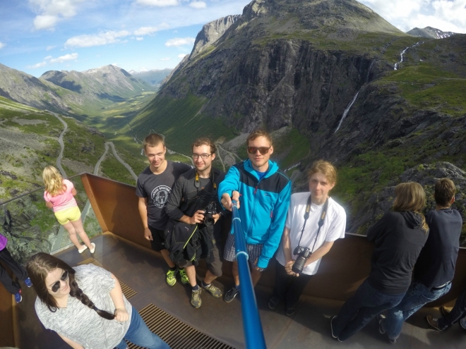 Byla by škoda se na Trolí cestě neusmát do objektivu kamery GoPro a odjet bez selfíčka. Tentokrát je obohaceno náhodnými turisty.