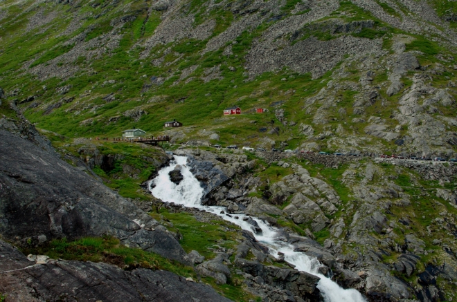 Na druhé vyhlídce panoramatická cesta končí, začínáme se vracet zpět k autu. Nadšenci samozřejmě mohou ještě vyrazit na okolní kopce, v našich plánech ale nic takového není.