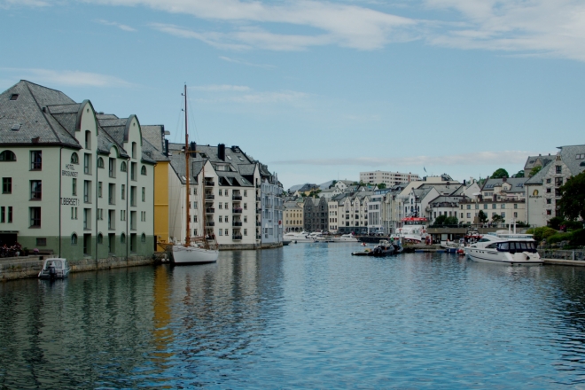 Centrum města, do něhož zasahuje úzký pruh moře mezi ostrovy Nørvøya a Aspøya. Vypadá to, že právě tento průliv je skutečným centrem Ålesundu.