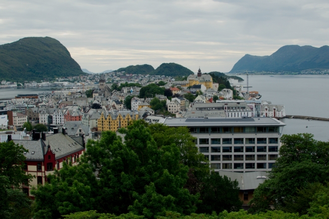 S přibývajícími metry se nám začínají otevírat pohledy na všechna zákoutí města Ålesund.