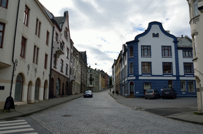Procházíme už potřetí centrem města. Tady jsme však ještě nebyli – ulice Kirkegata neboli Kostelní.