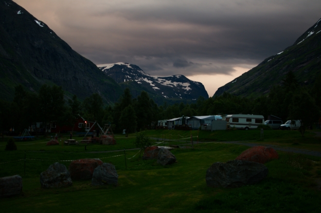Počasí nás sice zlobí, ale aspoň je co fotit. Norská příroda nám již poněkolikáté předvádí, co večer dokáže vykouzlit s pomocí slunce a mraků.