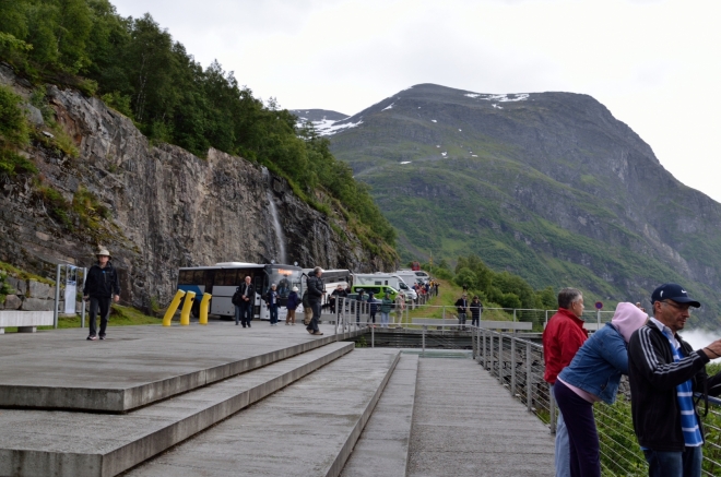 Že bychom si zrovna při Geirangerfjordu užili nějakou samotu a klid, s tím jsme snad ani nepočítali.