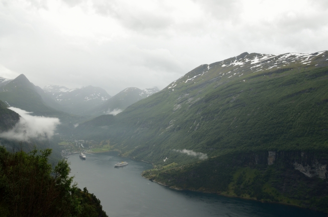 Na samém konci fjordu leží vesnice Geiranger, start či cíl mnoha výletních lodí a trajektů.