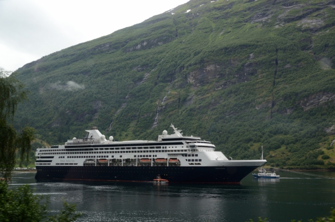 Těsně před vesnicí Geiranger míjíme velkou, zřejmě výletní loď, kterou jsme viděli shora.