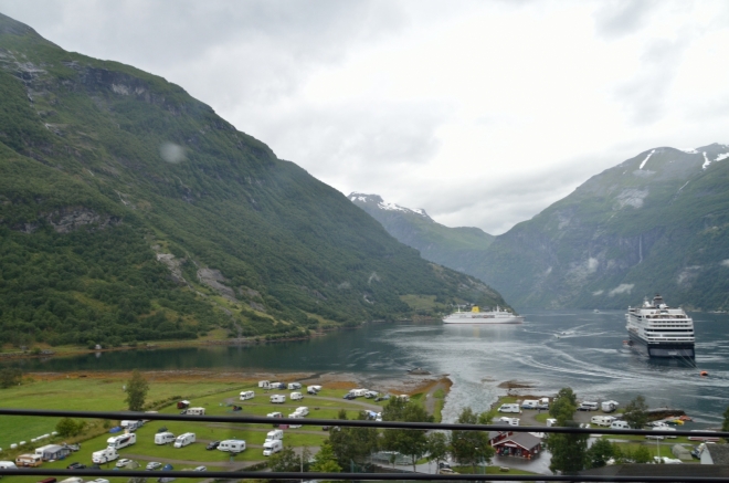 Vesnicí Geiranger jen projíždíme, co bychom na tak přelidněném místě dělali.