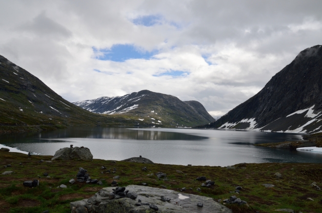 Odpověď je jednoduchá – v nadmořské výšce 1016 metrů se zde rozkládá malebné horské jezero Djupvatnet. Byla by určitě škoda nepořídit tady pár pořádných fotek.