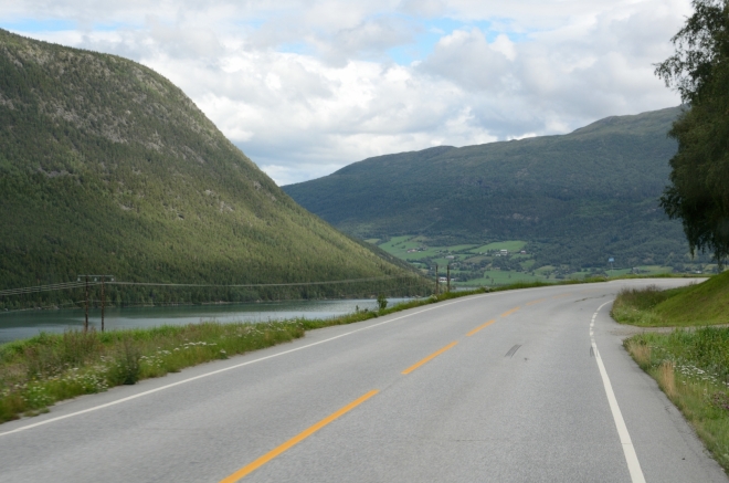 Dále pokračujeme po stále stejné silnici do další norské vesničky, Fossbergom.
