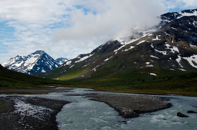 Nacházíme se v oblasti nejvyšších hor Norska a celé severní Evropy, začíná se nám tu moc líbit. Na fotce říčka Visa, jež patrně dala jméno tomuto údolí (Visdalen).