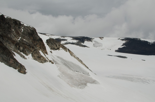 Laviny se nevyhýbají ani norským horám. Zde dva sesuvy v jednom záběru.