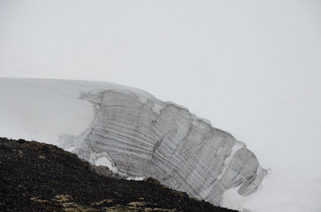 Na jižním okraji hřebene se rozkládá další velký ledovec, Svellnosbreen. Odhadujeme, že tloušťka příkrovu na okraji bude dosahovat desítek metrů.
