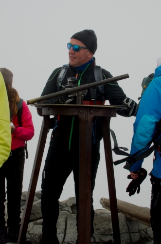 Bylo by pěkné udělat si přímo na vrcholu selfíčko, proti je však tento postarší turista, který objímá vrcholový dalekohled a zjevně si to užívá.