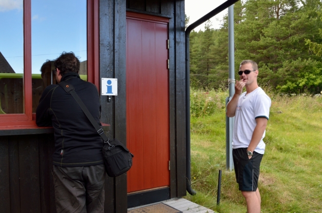 Musíme sice chvilku čekat, než někdo přijde, ale nakonec se nám to vyplácí – Øyen camping naše požadavky bez problémů splňuje. Cena 250 NOKů je sice nad našimi standardy, ale asi už nemá smysl jezdit jinam, jsme opravdu unaveni a oběd už odkládáme taky hodně dlouho.