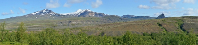 Ranní výhled kus od nocležiště na sopku Tindfjallajökull a stejnojmenný ledovec.