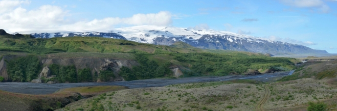 Výhled na přebroděnou řeku a Eyjafjallajökull.