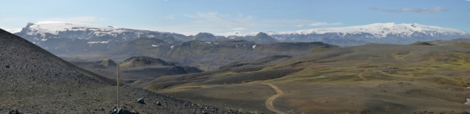 Ranní panorama z plošiny nad kempem, levá část. Vlevo Mýrdalsjökull a vpravo Eyjafjallajökull.