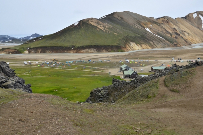 Konečně se objevil Landmannalaugar! Už stačí jen sejít průrvou v okraji lávového pole