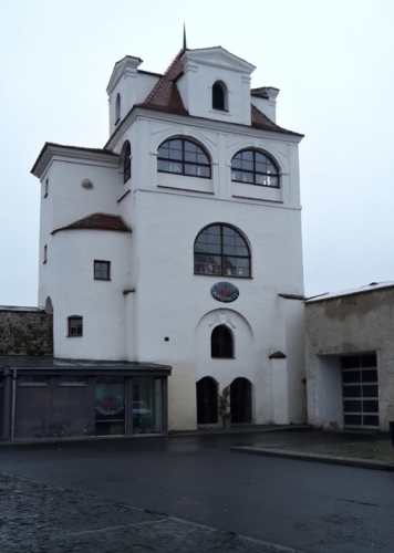 Jezuitská hvëzdárna je nejzachovalejší částí městského opevnění s cimbuřím. V hranolové věžici byl roku 1705 zřízen vyhlídkový pavilon - Lusthaus zvaný též Jezuitská hvězdárna. Parkánová zeď byla zbořena při výstavbě Domu kultury a poté nově vyzděna bez plného respektování historického stavu dle projektu arch. P. Švancara. V objektu se nachází muzeum marionet.