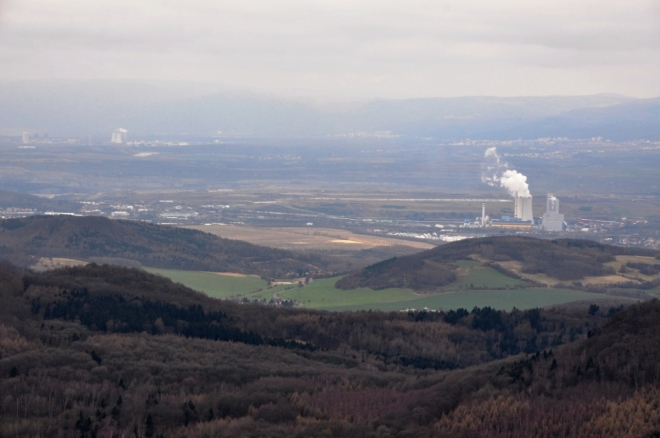 Elektrárna Ledvice dokazuje, že krajina je využita nejen k turistice. Hnědouhelné doly jsou nedaleko.