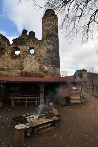 Hrad bergfritového typu s dvoudílnou dispozicí vznikl na začátku 14. století. Sídlo koupil budoucí císař Karel IV, který ho později udělil v léno pánům ze Žerotína. Hrad byl opuštěn na konci 16. století. Dnes zde najdete zbytky jádra s okrouhlou věží, zbytky vstupní brány s věží a pozůstatky opevnění. Z hradeb je krásný výhled po okolí. V roce 2014 byla otevřena a zpřístupněna věž hradu (www.mapy.cz).