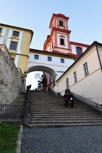Jezuitské schody. Monumentální kamenné schodiště je vybudované v ose původního mostu přes Labe roku 1828. V nice se nacházela od roku 1863 plastika romantického básníka Josefa Emanuela Hilschlera (1806 - 1837), narozeného v kasárnách, umístěných v bývalé jezuitské koleji. Odstraněna byla r. 1945 a nahrazena v roce 1952 sochou sv. Jana Nepomuckého z r. 1721, která byla původně určena pro labský most. Níže stával do roku 1732 kostelík Panny Marie, připomínaný již roku 1257, kdy sloužil zdejšímu špitálu křižovníků s červenou hvězdou a v době protireformace Tovaryšstvu Ježíšovu. Od roku 1992 je na Jezuitských schodech umístěna dřevěná kompozice od J. Beránka, nazvaná Neznámo (www.mapy.cz).